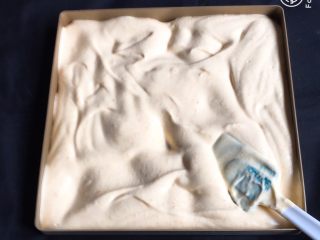 15、奶油裸蛋糕+南瓜味,蛋糕糊倒入金盘，震几下刮平，如果不是不粘锅就放烤盘纸，翻拌脱模。