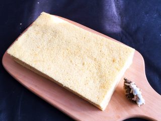 18、奶油裸蛋糕+南瓜味,冷却后用细齿刀切成二片。