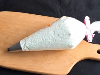 22、奶油裸蛋糕+南瓜味,奶油霜装入裱花袋中。