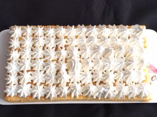 24、奶油裸蛋糕+南瓜味,第一片蛋糕中挤入均匀的奶油霜，厚度要一样。