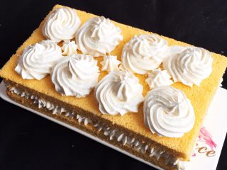 26、奶油裸蛋糕+南瓜味,将裱好的花移入蛋糕。