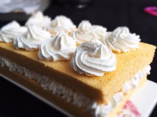 27、奶油裸蛋糕+南瓜味,漂亮的奶油蛋糕就完成了。