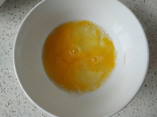 2、家常小炒,一个鸡蛋打散，放入碗中调匀