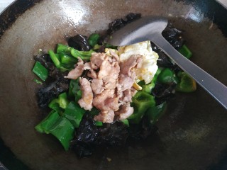 9、家常小炒,留适量底油，爆香蒜片，放入青椒木耳翻炒一会儿，倒入鸡蛋和肉片