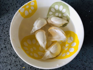 1、简单几步,做出媲美面包店的蒜香面包条,大蒜剥皮切成蒜沫,要切的碎一点。