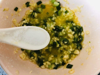 3、简单几步,做出媲美面包店的蒜香面包条,加入葱花蒜沫和盐,搅拌均匀。