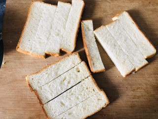 4、简单几步,做出媲美面包店的蒜香面包条,吐司均匀切条,一片我切了四条。