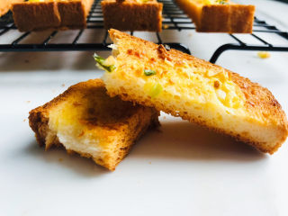 8、简单几步,做出媲美面包店的蒜香面包条,超好吃,可以一次多烤一点,冷却后密封起来,隔天吃还是特别脆,早晨上班来不及直接可以当早饭了!