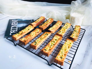 9、简单几步,做出媲美面包店的蒜香面包条,成品