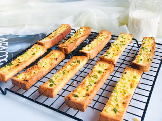 10、简单几步,做出媲美面包店的蒜香面包条,成品图