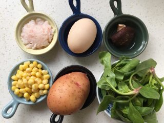 1、辅食计划+虾蓉玉米杂蔬羹,准备食材。