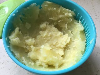 6、辅食计划+虾蓉玉米杂蔬羹,土豆碾压成泥。