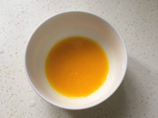 7、辅食计划+虾蓉玉米杂蔬羹,鸡蛋打入碗中，用勺子挖出蛋黄，把蛋黄打散备用。