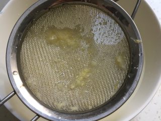 9、辅食计划+虾蓉玉米杂蔬羹,玉米汁过滤去渣。