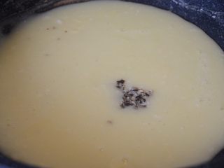 12、辅食计划+虾蓉玉米杂蔬羹,加入香菇蓉搅拌均匀。