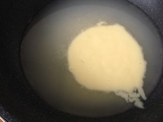 10、辅食计划+虾蓉玉米杂蔬羹,玉米汁和土豆泥放入锅中，大火烧开，烧的过程中要不停的搅拌，防止粘锅。