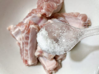 4、椒盐排骨,沥干水分的排骨加适量盐