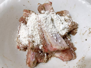 7、椒盐排骨,加适量玉米淀粉