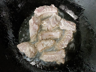 9、椒盐排骨,热油锅,7~8成热下锅(就是筷子入油中,会冒一连串小泡泡的状态)