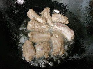 10、椒盐排骨,炸到每一面都金黄定型,即可出锅~大约5~6分钟