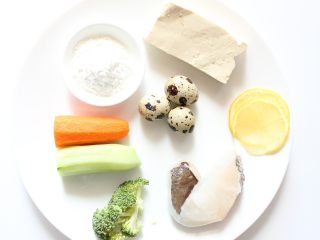 1、鳕鱼豆腐羹(适合11个月龄以上的宝宝),准备所有食材