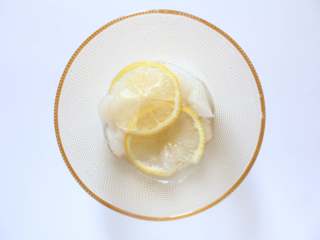 3、鳕鱼豆腐羹(适合11个月龄以上的宝宝),鳕鱼去皮后,切成小块,用柠檬腌制备用