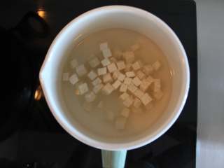 4、鳕鱼豆腐羹(适合11个月龄以上的宝宝),水烧开后,将豆腐倒入锅中,焯2分钟后捞出