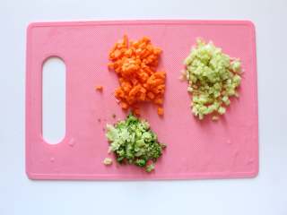 6、鳕鱼豆腐羹(适合11个月龄以上的宝宝),然后将西兰花切碎,胡萝卜去皮后,切成小丁状,黄瓜去皮,切成小丁状