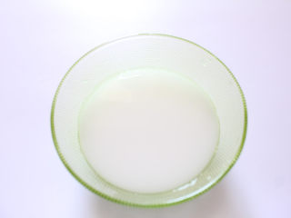 7、鳕鱼豆腐羹(适合11个月龄以上的宝宝),淀粉中倒入适量清水,搅拌均匀