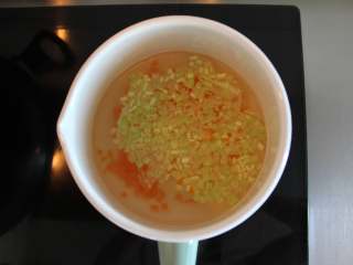 9、鳕鱼豆腐羹(适合11个月龄以上的宝宝),水烧开后放入胡萝卜和黄瓜煮4分钟