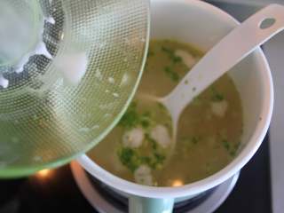 12、鳕鱼豆腐羹(适合11个月龄以上的宝宝),倒入水淀粉勾芡