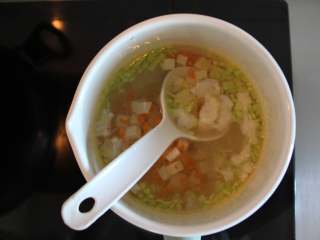 10、鳕鱼豆腐羹(适合11个月龄以上的宝宝),再加入鳕鱼,豆腐煮两分钟