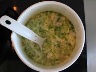 13、鳕鱼豆腐羹(适合11个月龄以上的宝宝),打入鹌鹑蛋液搅匀出蛋花后关火,根据月龄一岁以上的宝宝可以适当调味