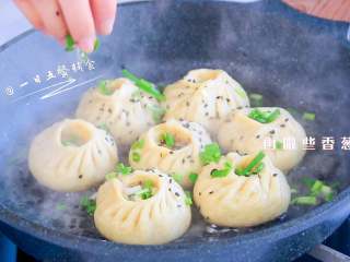 2、杂蔬鱼肉生煎包,焖4分钟，撒些黑芝麻和香葱，转小火焖煮至水收干。
