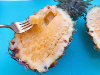 3、【宝宝营养餐】菠萝饭,用刀把菠萝的肉切一块一块，注意不要把底部切到，取出菠萝肉；