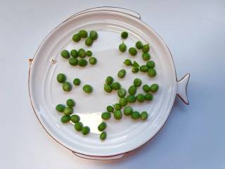 4、【宝宝营养餐】菠萝饭,取出豌豆粒；