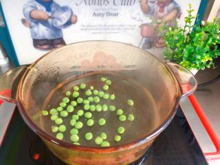 5、【宝宝营养餐】菠萝饭,锅内水烧开后放入豌豆粒煮2分钟；