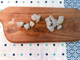 7、【宝宝营养餐】菠萝饭, 虾去头去尾，用牙签挑去虾线，切段；