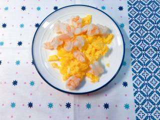 10、【宝宝营养餐】菠萝饭,鸡蛋和虾仁盛出备用；