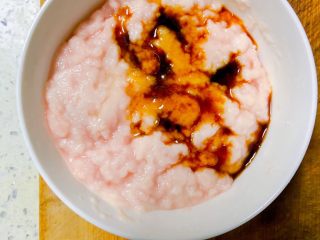 2、宝宝藕夹肉,肉泥中加入少量无添加酱油和2滴玉米油。如果家里孩子比较大了，可以多加一点调味