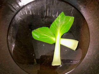 3、宝宝藕夹肉,把上海青入锅焯水1分钟