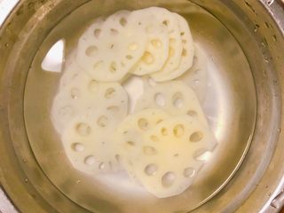 4、宝宝藕夹肉,藕切薄片