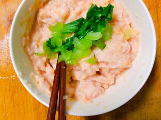 5、宝宝藕夹肉,把上海青切碎放入搅拌均匀
