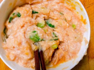 6、宝宝藕夹肉,搅拌细腻