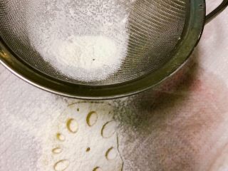 8、宝宝藕夹肉,筛入淀粉