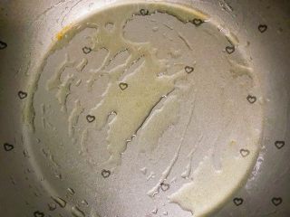 11、宝宝藕夹肉,锅内放入少许玉米油