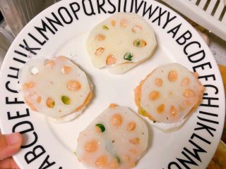 10、宝宝藕夹肉,再盖上一片藕片做4个