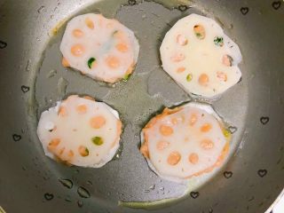 12、宝宝藕夹肉,小火煎制两面金黄