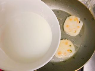 13、宝宝藕夹肉,用温水调制一碗淀粉水倒入