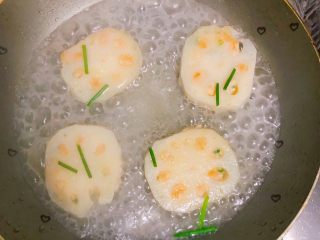 14、宝宝藕夹肉,莫过藕片即可盖上盖子焖煮3分钟收汁撒上小葱即可